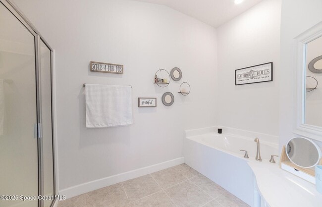 Building Photo - 814 Moment St