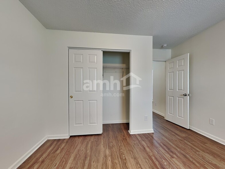 Building Photo - 5057 Thornton Dr