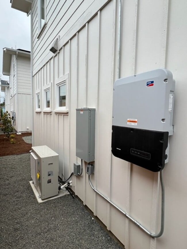 Building Photo - NEWER 3/2 Construction in Eureka! Beautiful homes