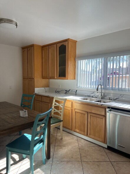 Building Photo - 6718 Simpson Ave