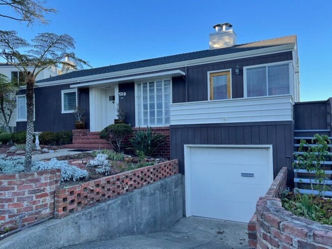 Building Photo - Coming Soon! Rare mid-century light filled...