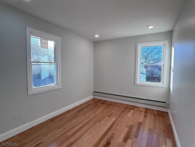 Building Photo - 546-550 E 25th St