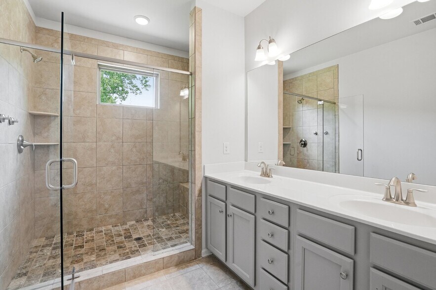 Building Photo - 2376 Tarben Dr