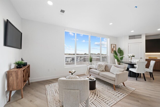 Building Photo - 17 Ave E