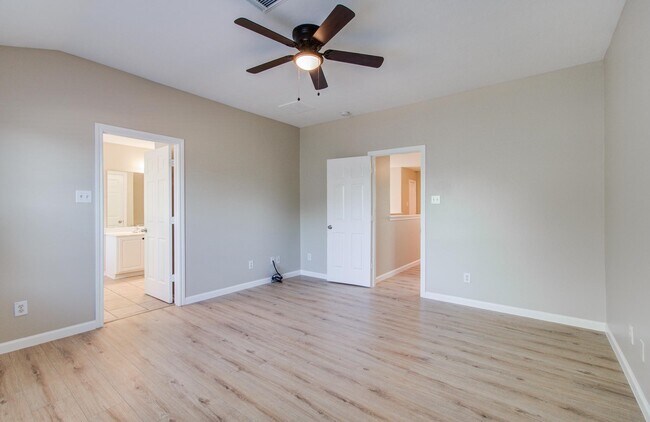 Building Photo - 17230 Oakwood Chase Dr