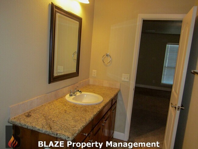 Building Photo - City View 4 Bedroom