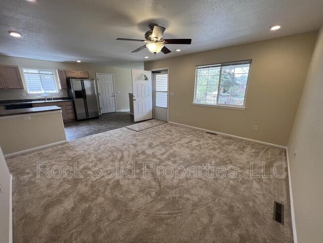 Building Photo - 405 E 5th St