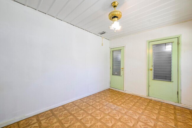 Building Photo - 280 NW Airoso Blvd