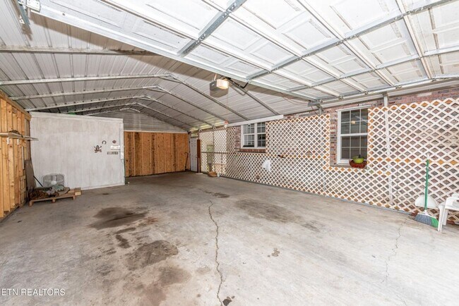 Building Photo - Maryville 37804 - 2 bedroom, 1 bath home w...