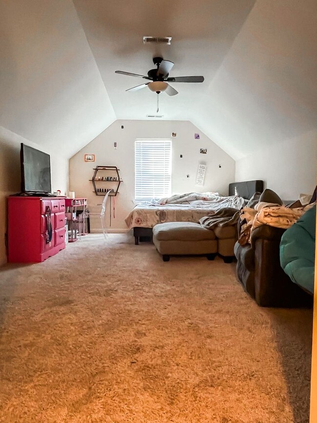Building Photo - Gorgeous 3 Bed + Bonus in Hubert!!!!