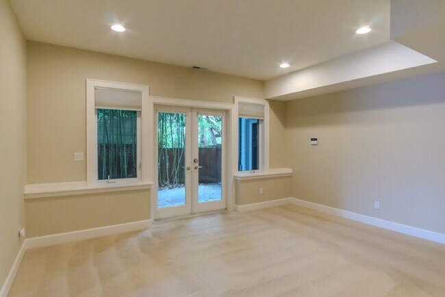 Building Photo - 4Bd/4Ba Seattle Home