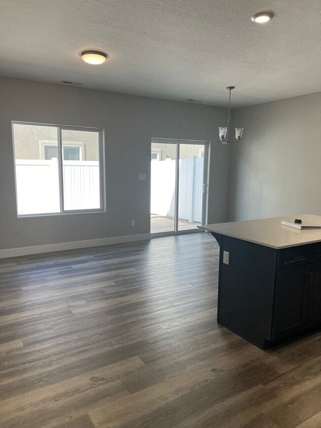 Building Photo - Ready To Move in! New 2 Bed 3 bath!