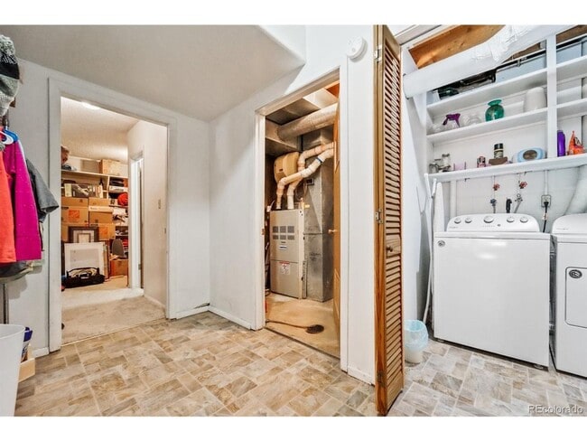 Building Photo - 832 Spring Valley Dr