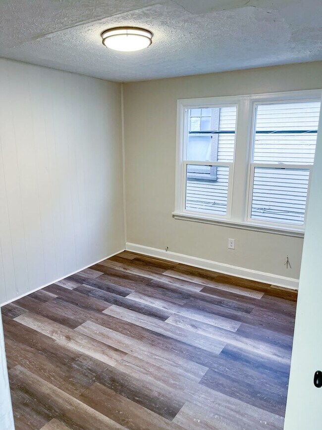 Building Photo - Beautifully Updated Columbus Home with Fir...