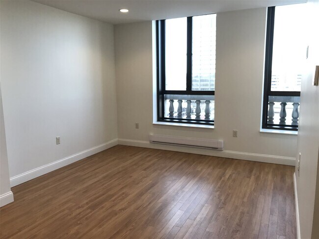 Building Photo - 875 Elm St