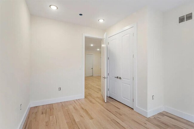 Building Photo - 379 Ege Ave