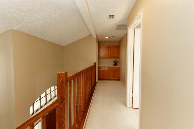 Building Photo - 2458 Parkwood Ln
