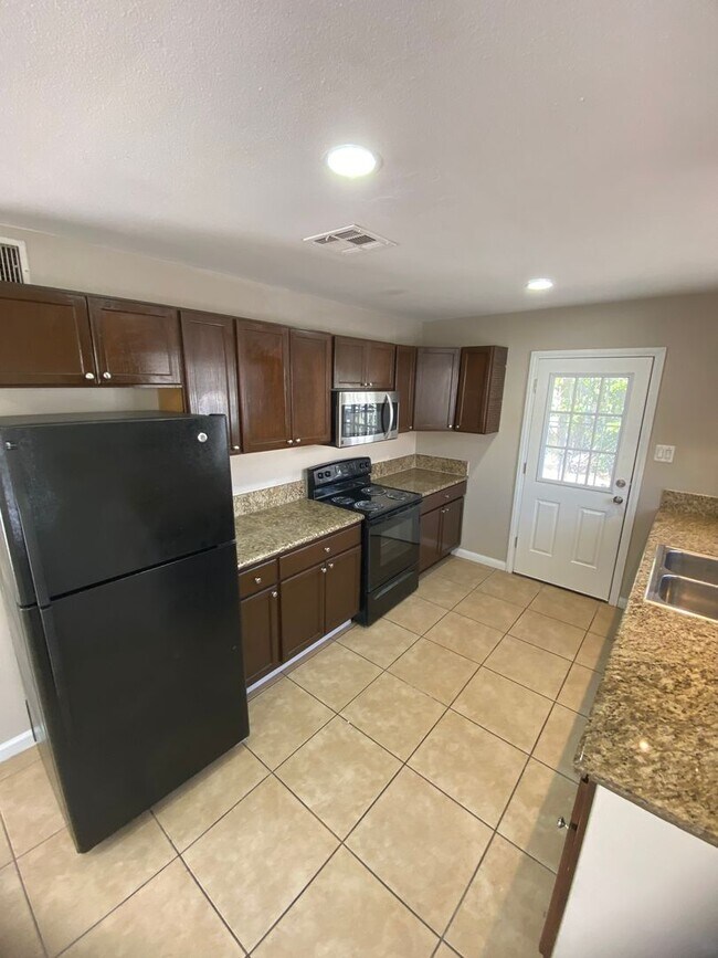 Building Photo - 2p2106