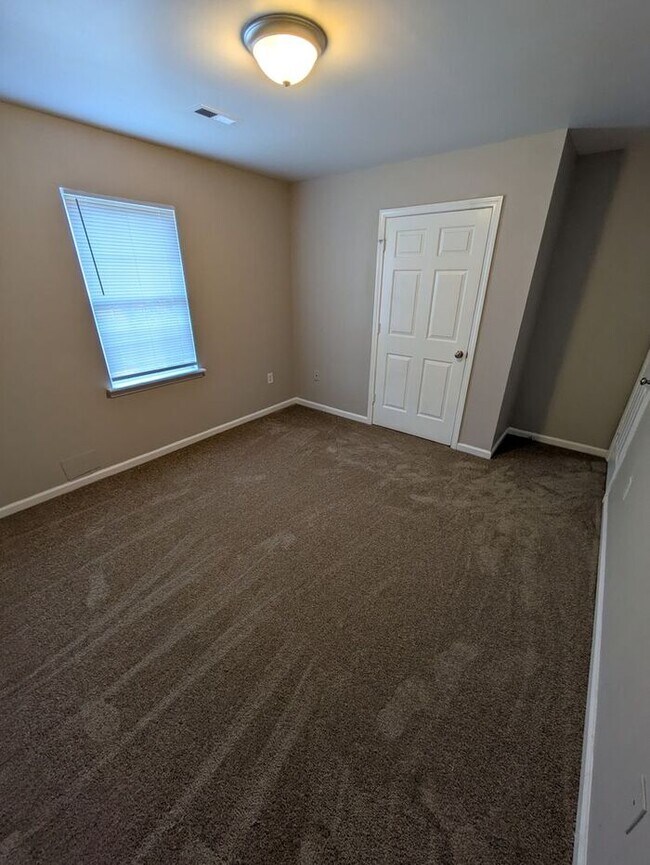 Building Photo - 2BD/1BA Duplex in Newton