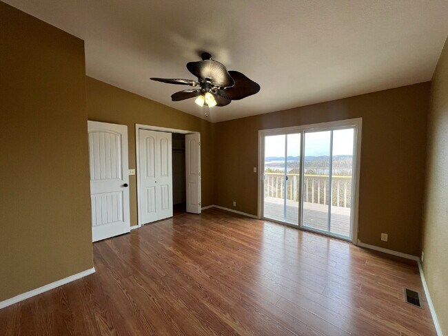 Building Photo - 2BR Prestine / Lakeview Townhouse