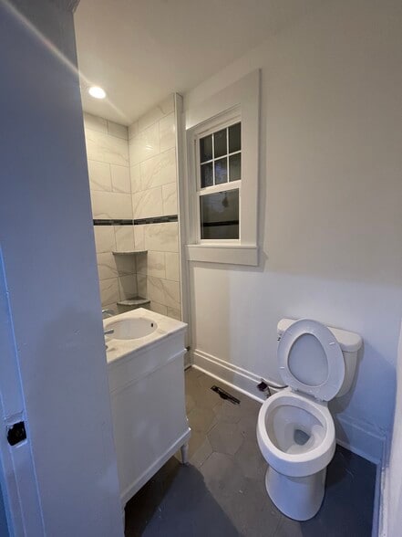 Bath 2 - 501 Saint Clair Ave