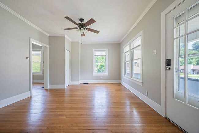 Building Photo - 4 bedroom home in Rich Creek!