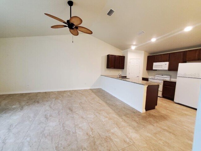 Building Photo - 1192 Oceanic Rd