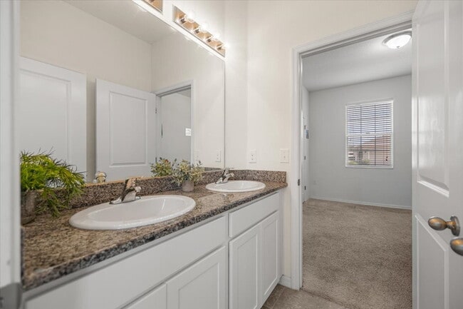 Building Photo - **Spacious 4-Bedroom, 3.5-Bath Home with Private Guest Suite and 3-Car Garage**