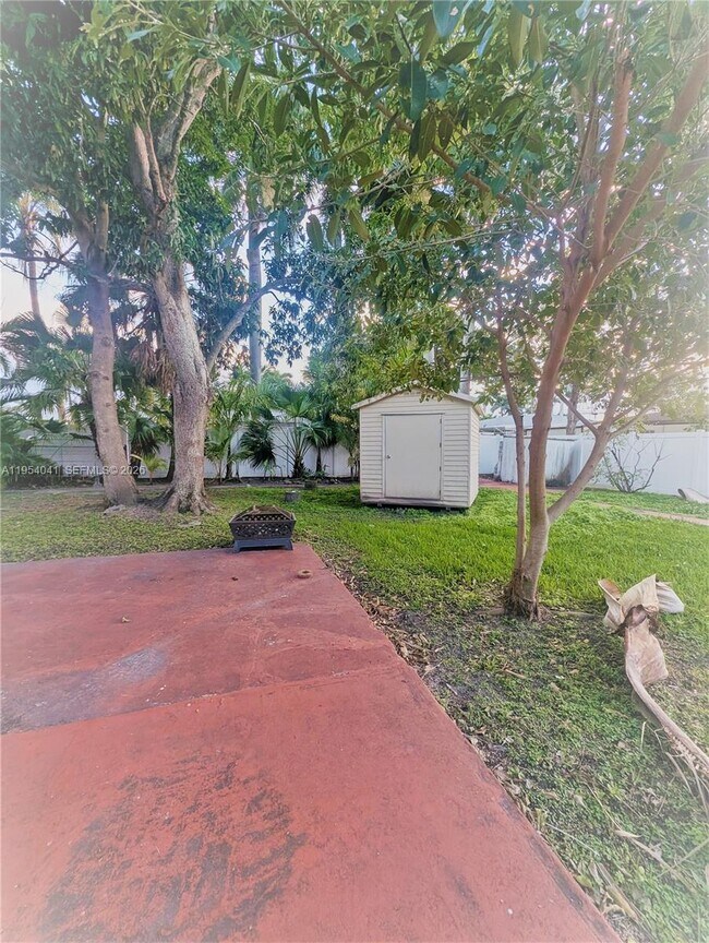 Building Photo - 220 SE 1st St