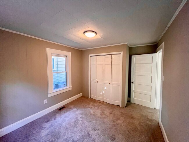 Building Photo - Two bedroom, 1 bath house in Burlington