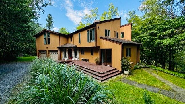 Building Photo - 96 Old Pascack Rd