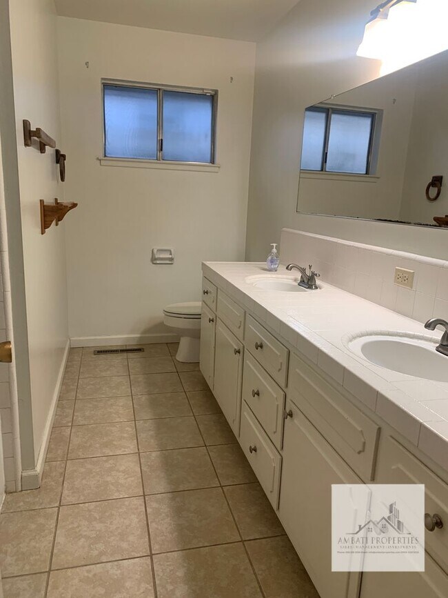 Building Photo - Must See! Lovely 3 Bedroom 2 Bath Home with Pool