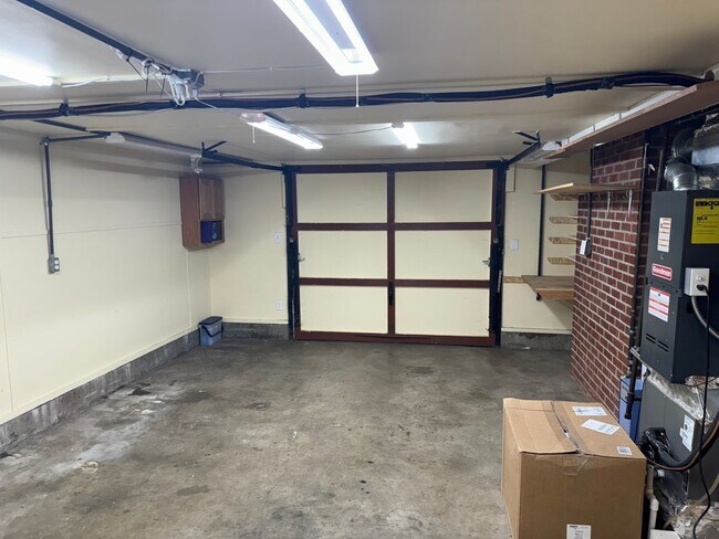 Building Photo - 4 bedroom 2 bathroom home in a great neighborhood!