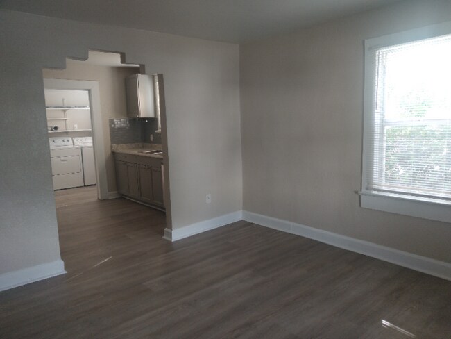 Building Photo - 905 E Osborne Ave