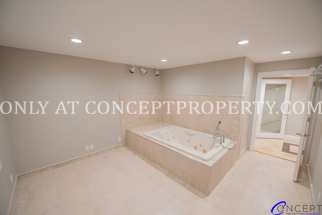 Building Photo - Attractive 4 Bed 3 Bathroom Home: Backing Park - 2 Car Garage