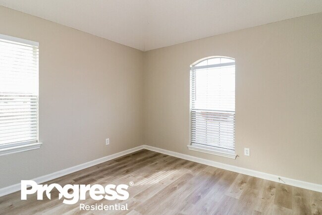 Building Photo - 527 W Crossland Blvd