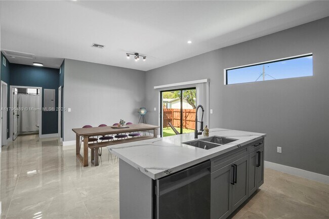 Building Photo - 808 NW 5th Terrace