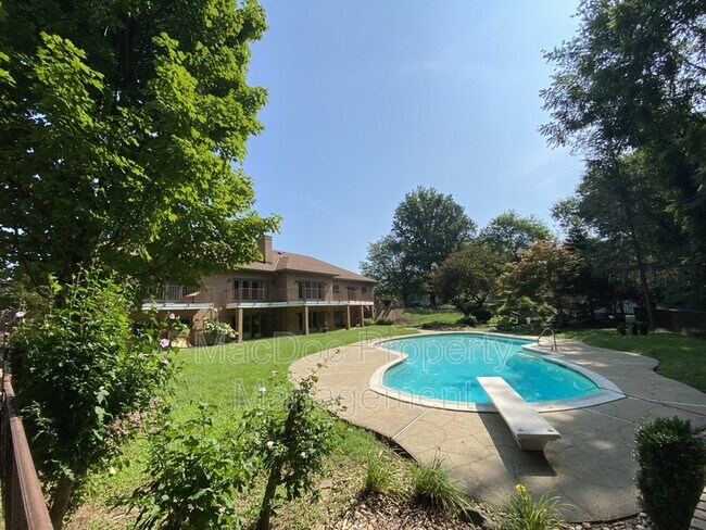 Building Photo - 11225 N Club Dr