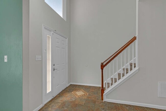 Building Photo - 710 Ray Ave