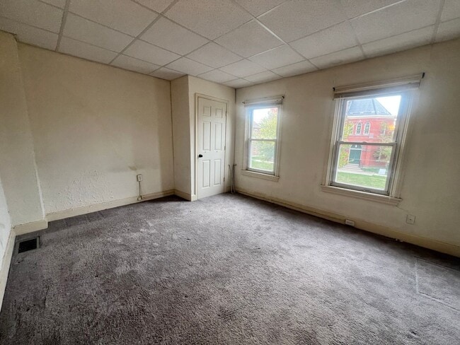 Building Photo - 2-bedroom, 1.5-bathroom home located in th...