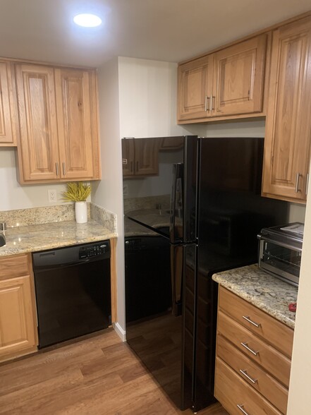 Kitchen - 1676 Chalcedony St