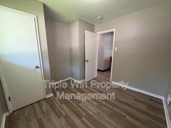 Building Photo - 1654 Mowbry Ln