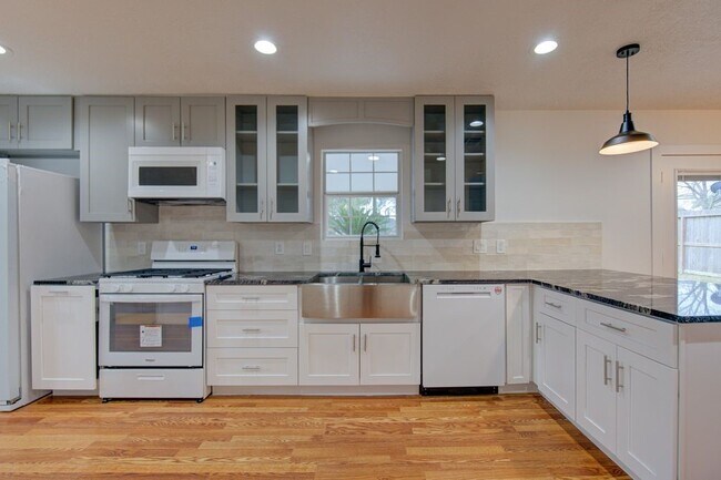 Building Photo - 19403 Lake Hollow Ln