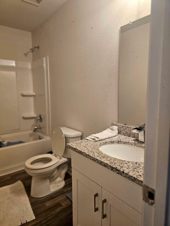 Building Photo - 1010 Cedar Point Dr