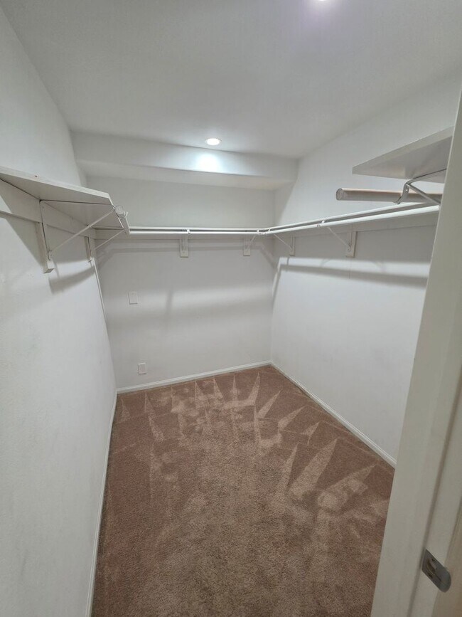 Building Photo - Beautiful 3-Bedroom, 3-Bath Home with Mode...