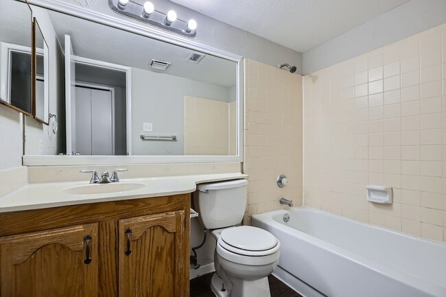 Building Photo - 8314 Kensington Dr