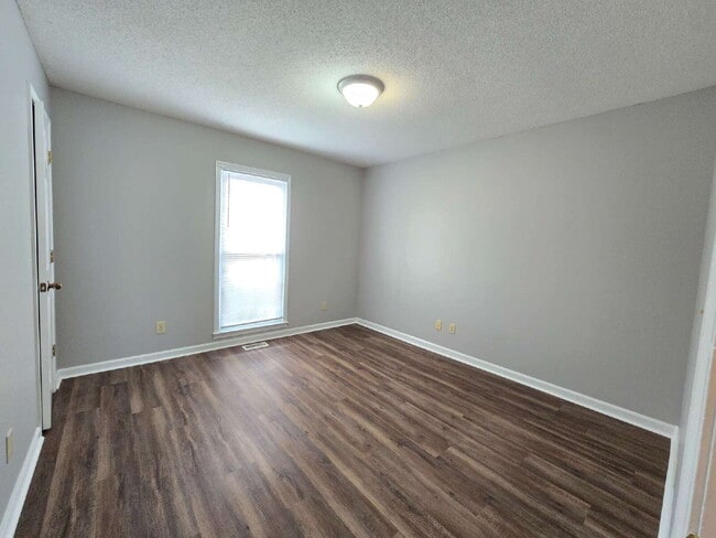 Building Photo - 1729 Crestview Dr