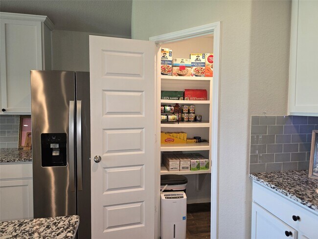 Building Photo - 519 Kickapoo Dr