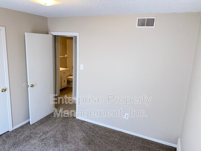 Building Photo - 4381 Howardcrest Dr