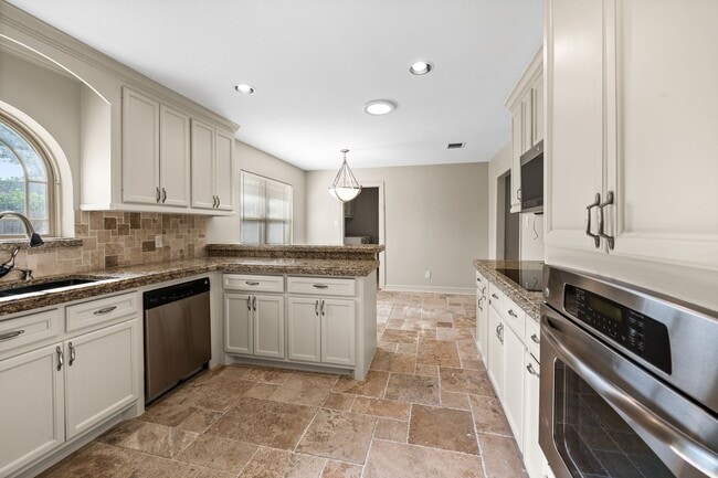 Building Photo - 2227 Parana Dr
